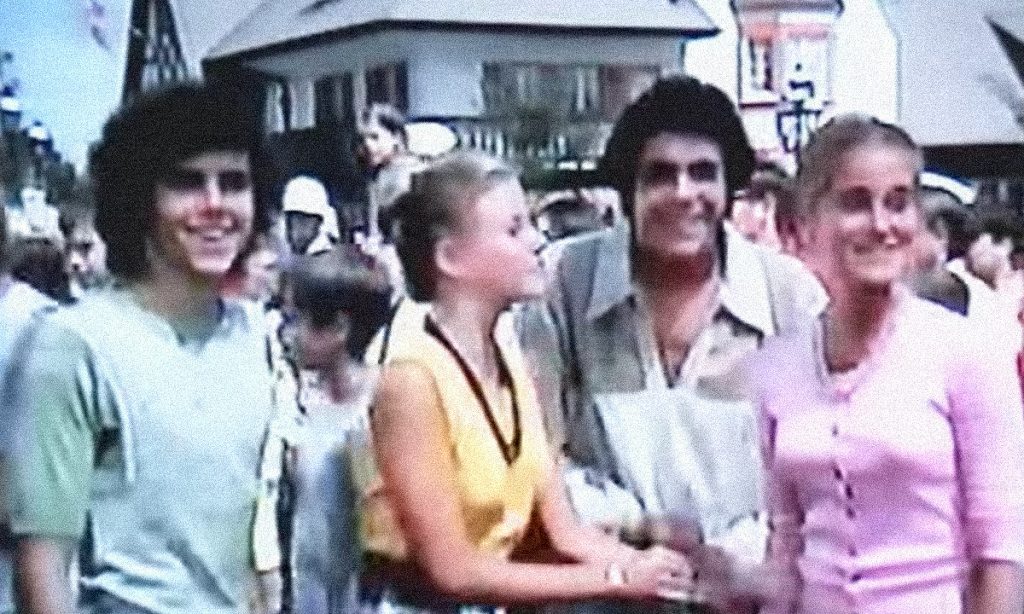 Get Friends to Play a Brady Bunch Challenge Park Hacks